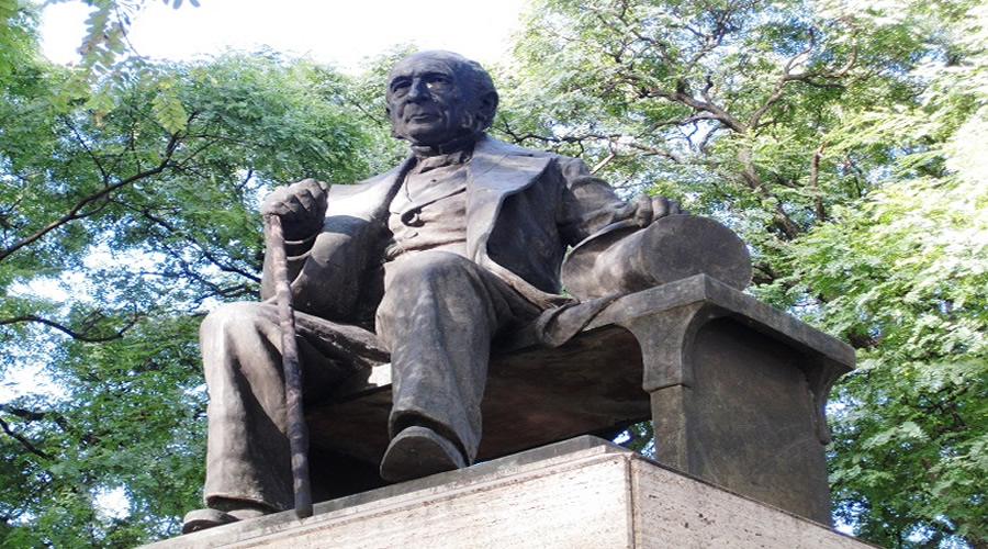 Estatua de Esteban Adrogue