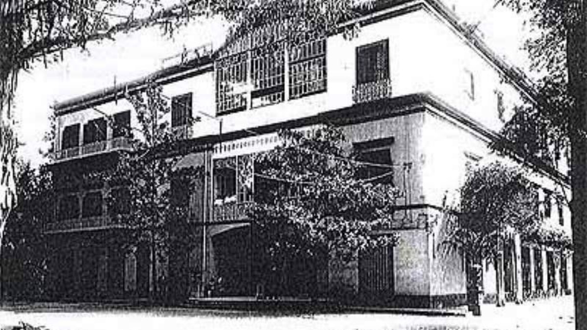 La Delicia, el hotel de los veranos de Jorge Luis Borges en Adrogué del que hoy solo quedan una columna y una estatua